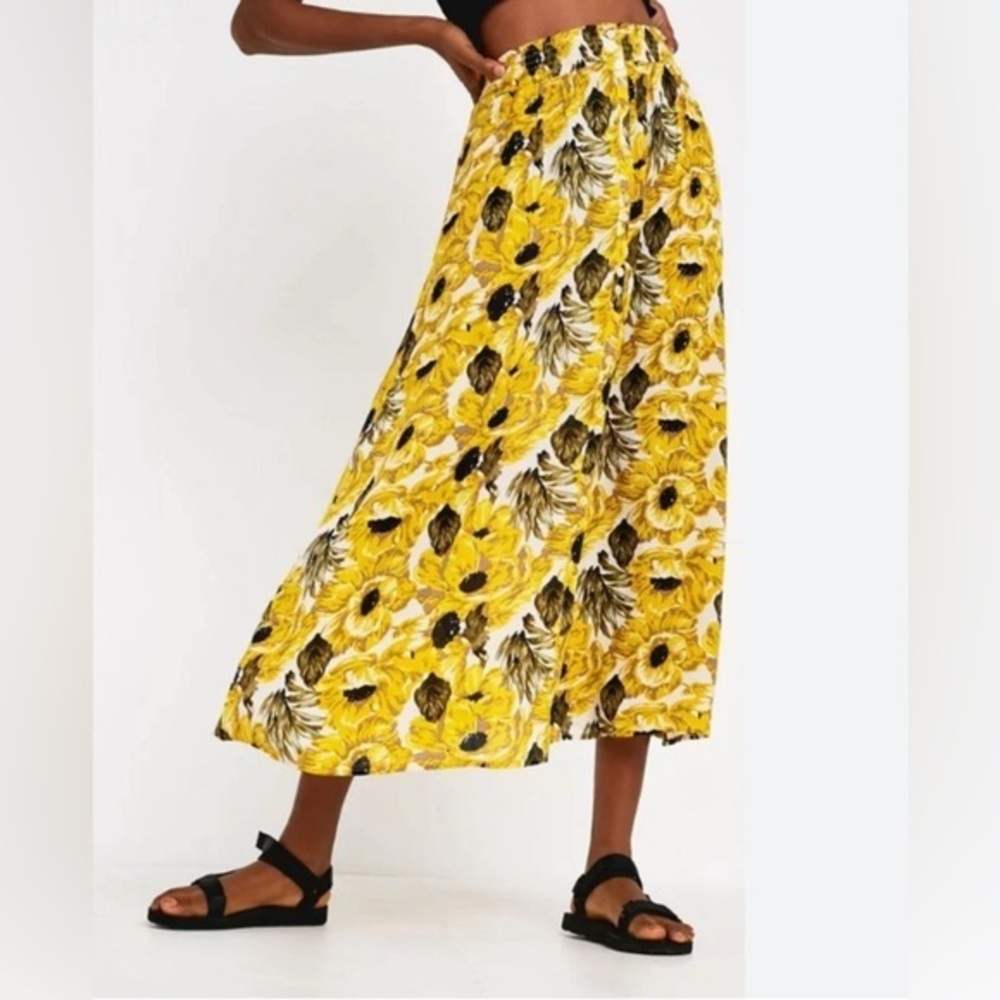 Urban Outfitters Yellow Floral Button-Front
Midi Skirt size XS